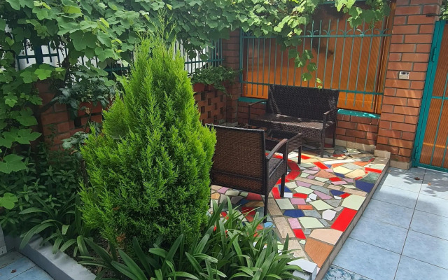 Uyut Loo Guest House