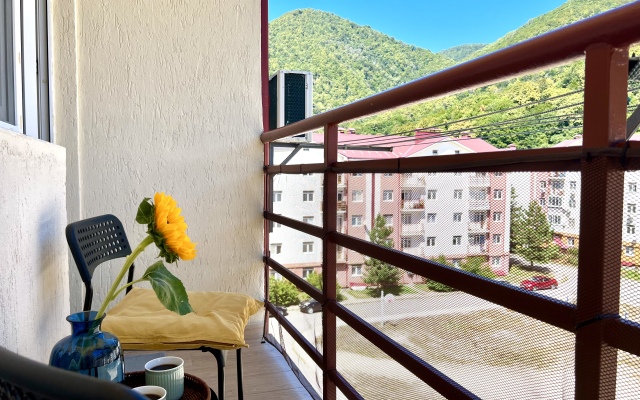 65 m udobnaya dlya semyi naprotiv Kazino s vidom na gory Flat