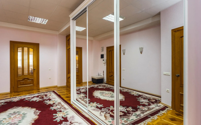 Pyatikomnatnaya V Tsentre Yalty Flat