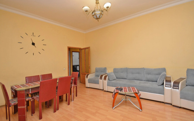 Metro Apartments Flat