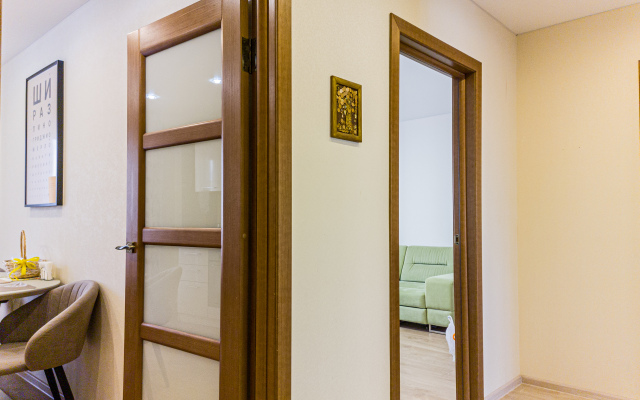 Dvuhkomnatnye v Svetlyh Tonah Vblizi Centra Goroda Apartments