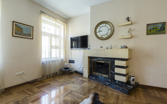 Квартира Malaya Konushennaya 12