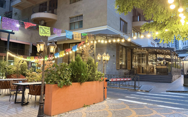 Апартаменты с 2 спальнями рядом с площадью от Sweet Home