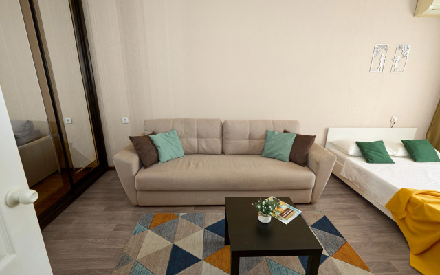 Квартира с диваном на кухне и балконом на Байбакова 2