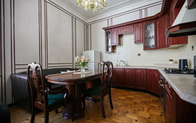 Квартира на 8 человек в Петербургском Стиле