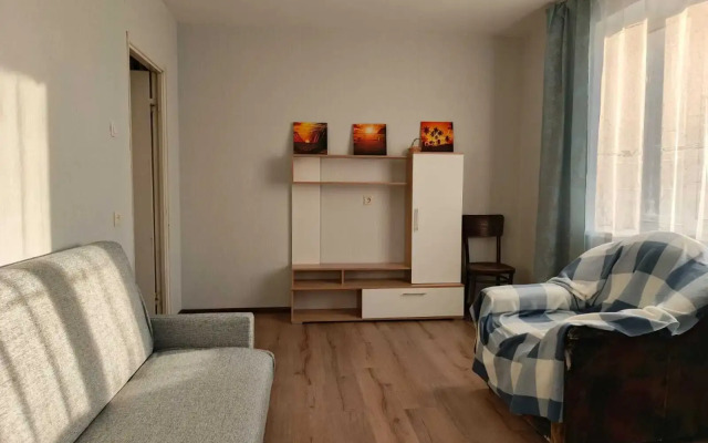 Prospekt Pyatiletok 6 metro: Ladozhskaya Flat