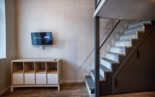 Sovremennaya dvukhurovnevaya studiya Flat