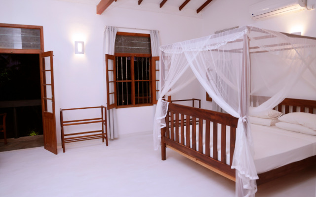 South Point Surf House - 5 bedrooms sleeps 14 Villa