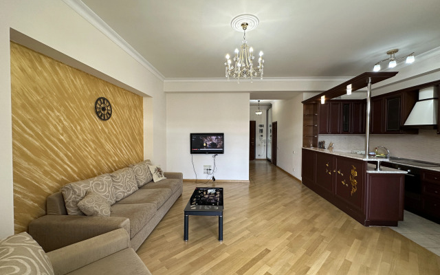 2-K v Novostroyke, Ulitsa Arama, Di480 Flat