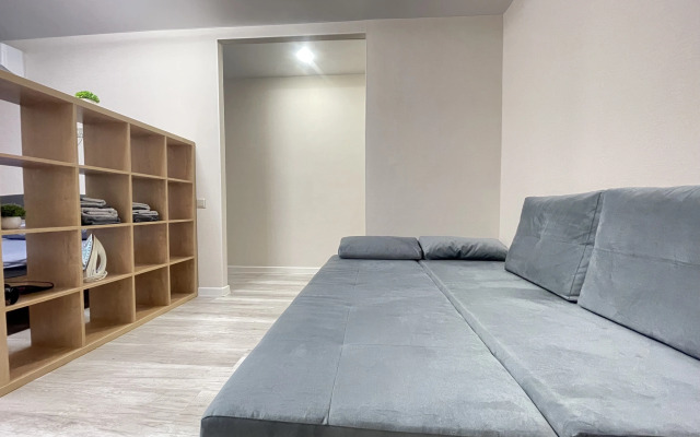 Na Bolotnikova Frunze Flat