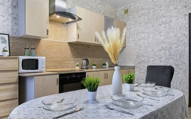 Апартаменты Шикарная двухкомнатная квартира с раздельными комнатами и балконом