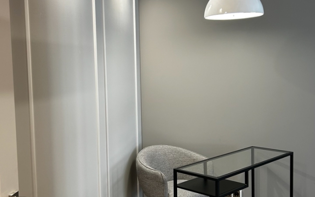 Stilnaya ot dizaynera u ozera Flat