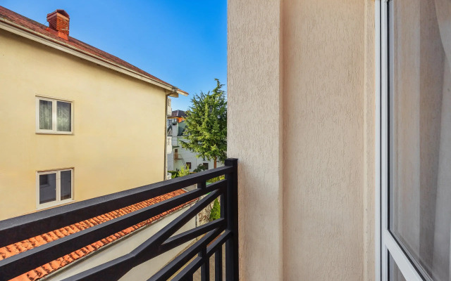 Semeynye U Plyazha S Podogrevaemym Basseynom Apartments