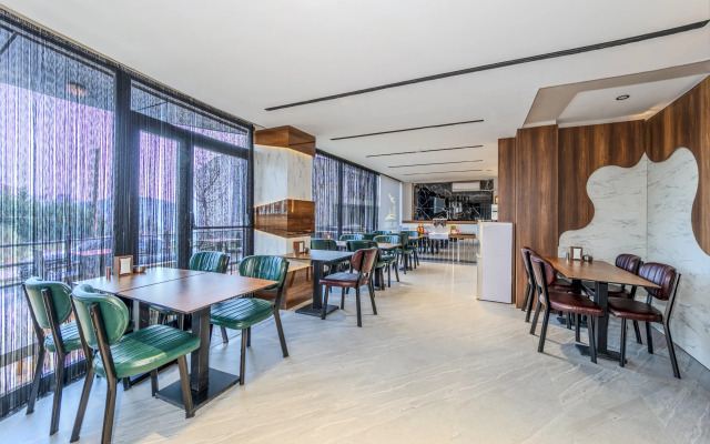 Отель Hilltown Airport