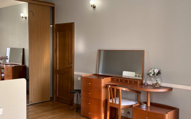 Частный Дом 327 с Бассейном и Видом на Горы