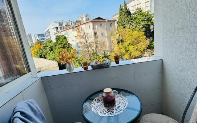 Ryadom S Naberezhnoy Flat