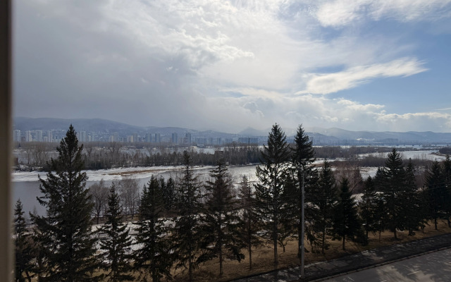 Квартира Уютная квартира с видом на Енисей в центре