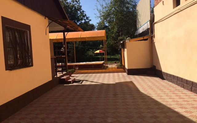 S Basseynom, Verandoy I Sadom Private house