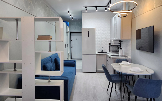 Studiya s Basseynom na Territorii Zhk Flat