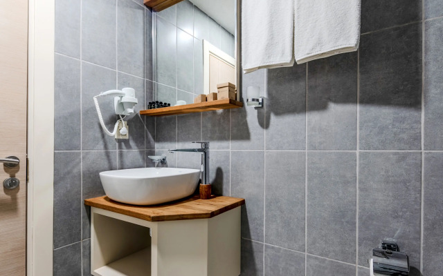 Отель Roys Hotel & Suites