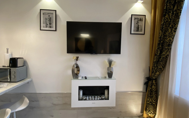 Апартаменты в современном стиле с камином