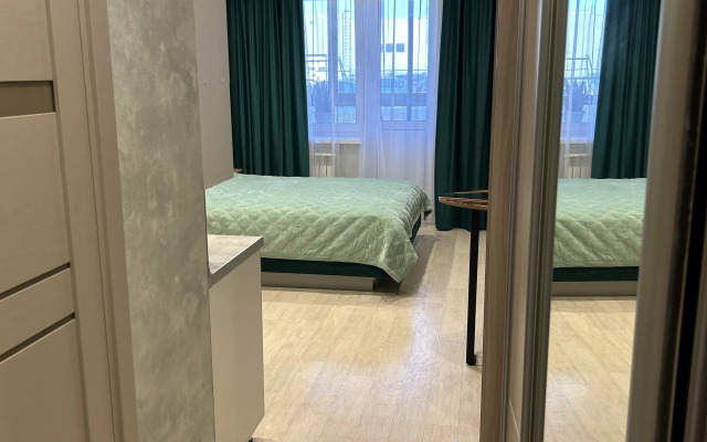 Prostornaya Studiya s Dizaynerskim Remontom Flat