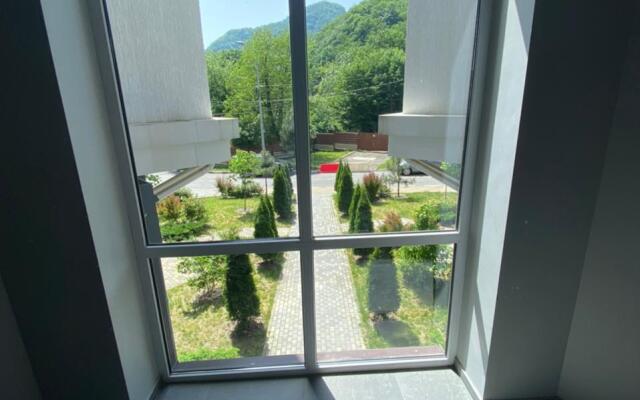 Море квартир с видом на горы