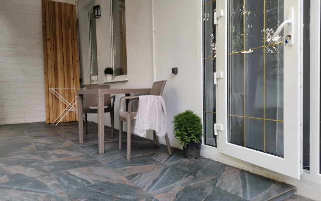 V Tsentre Sochi s Terrasoy i Zonoy Barbekyu Apartments