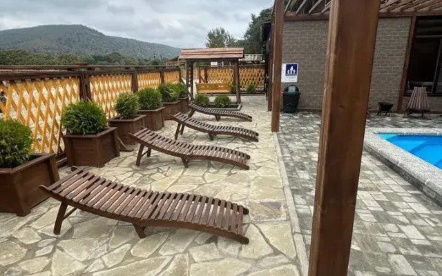 S baney i basseynom Private house