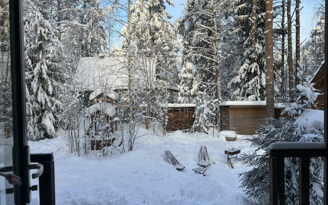 U Ozera S Terrasoy Sosnovy Dom Private house