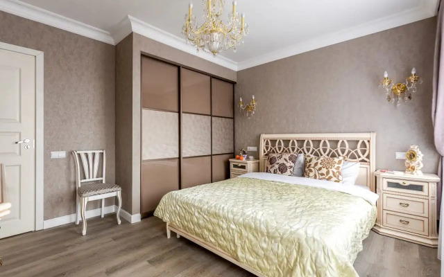 Shikarnaya Dvukhkomnatnaya V Tsentre Flat