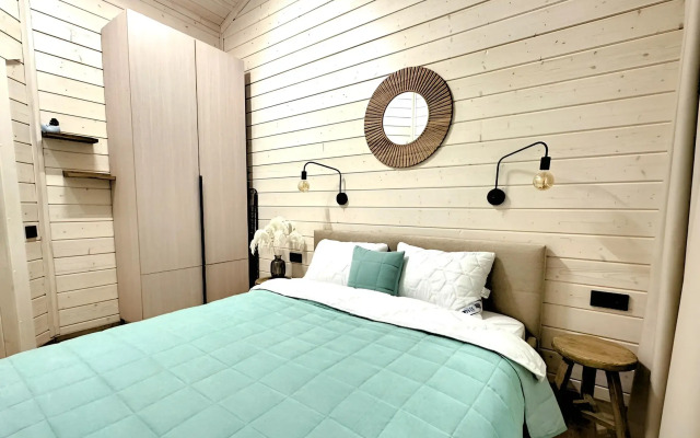 Частный дом с чаном в лесу