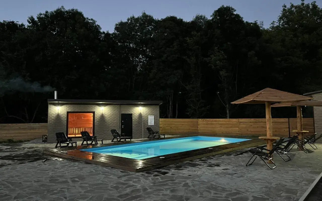 S baney basseynom i mangalom na beregu reki Private house