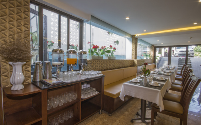 Happy Sky Hotel