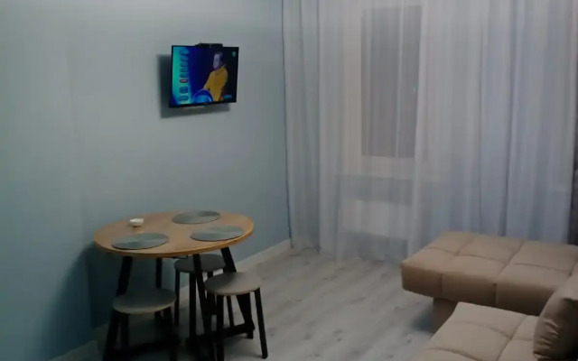 U Kremlya, Ds Kristall Flat