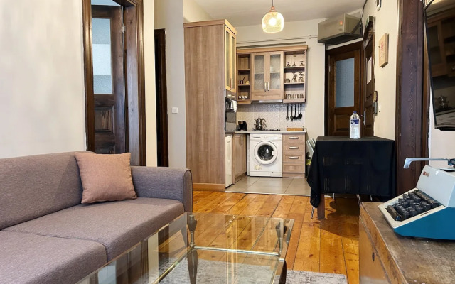 3 Bedroom with Local Charm in Galata Apartments