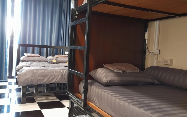 Hostel Noir Cafe and Hostel Chinatown Bangkok