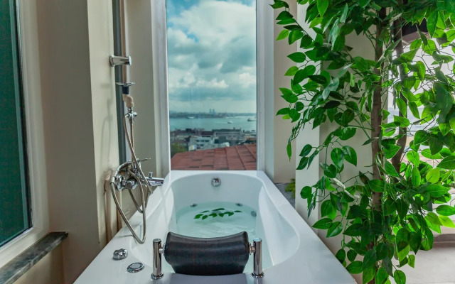 Jacuzzi across Bosphorus Apartments