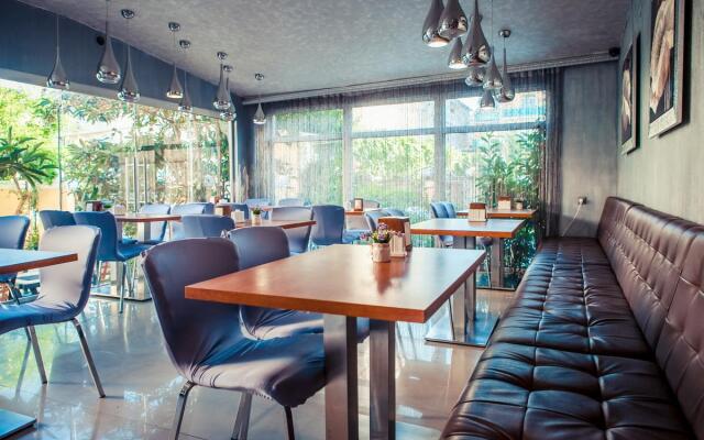 Lantana-Anzhela Hotel