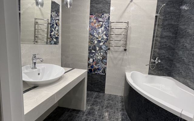 Prostornaya Nedaleko Ot Tsentra S Parkovkoy Flat