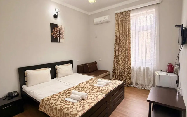 Отель Qeroli old town