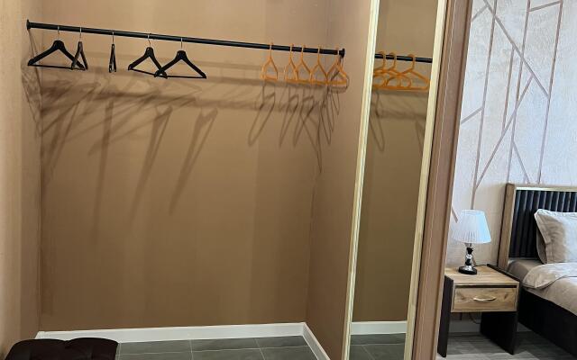 Апартаменты на Хрустальногорской 93