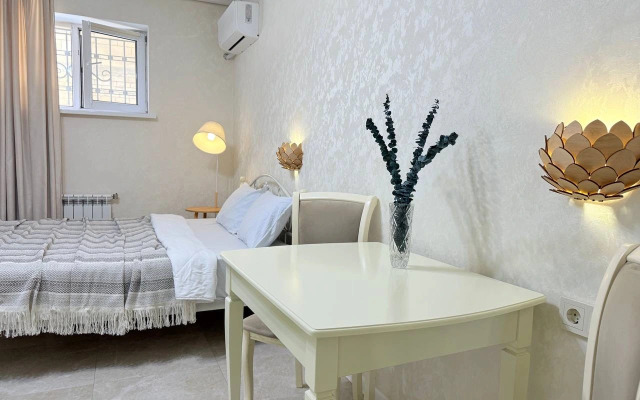 Апартаменты Студия возле Моря для Двоих на цокольном этаже