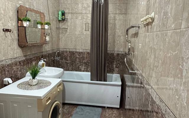 Evrodvushka S Vidom Na Goru Flat