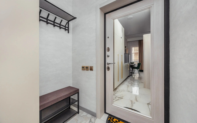 V Siriuse, studiya Flat