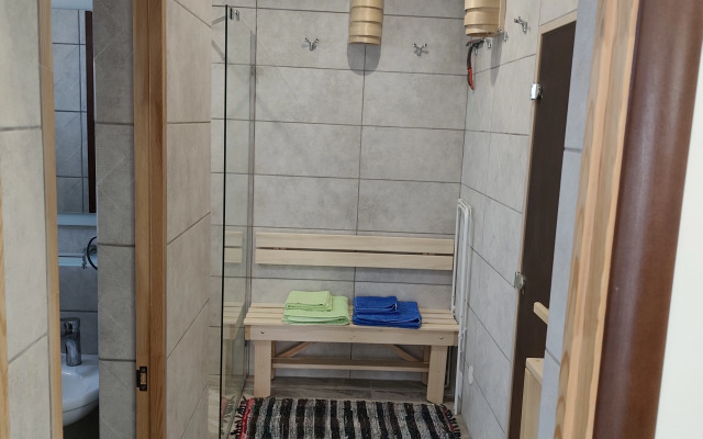 S Launzh Zonoy, Barbekyu I Baney Guest House