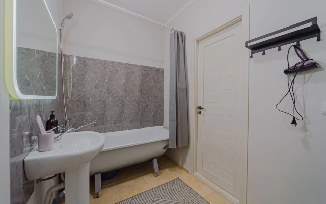 Sovremennaya Komfortnaya V Novom Dome, V Tsentre Flat