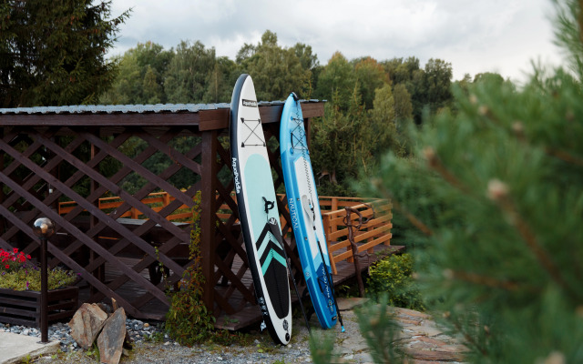 Частный дом у реки