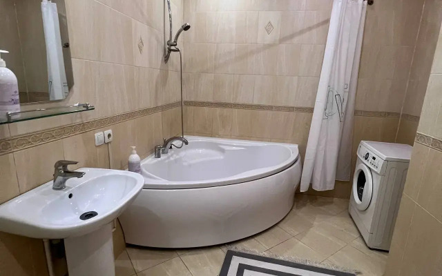 Abaia 61 Zamechatelnaya 4kh Komnatnaya Flat