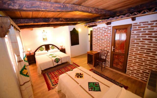 Tradita Geg & Tosk Hotel